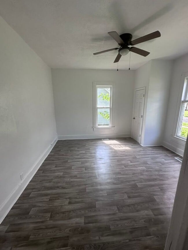 Building Photo - 2 Bed 1 Bath Home