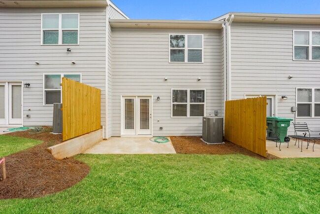 Building Photo - Fantastic 3bd/2.5ba home! Coming soon!