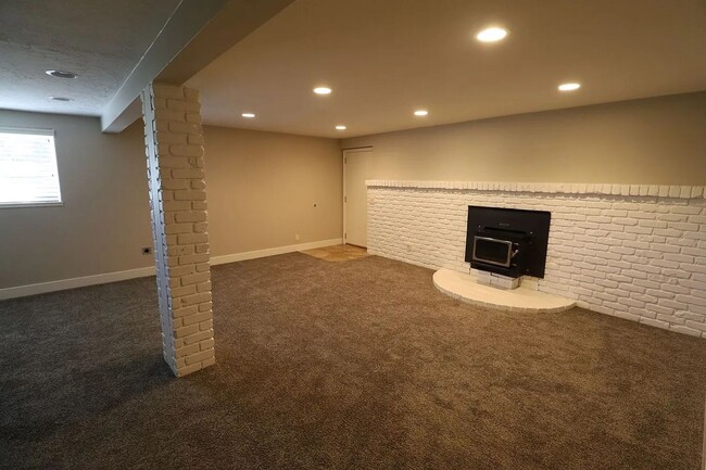 Building Photo - 1/2 off 1st months rent! Close to Utah Sta...