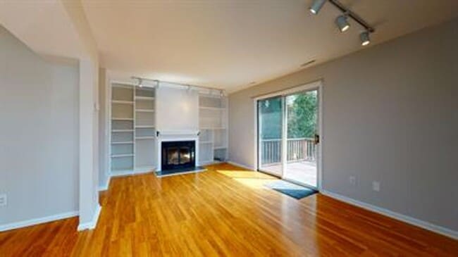 Building Photo - 2 Bedroom 2.5 Bath Townhouse