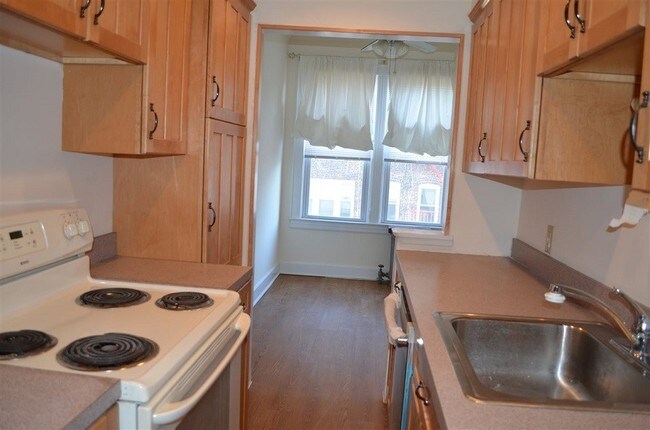 Building Photo - 16 Perrine Ave