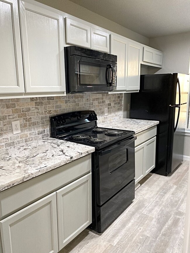 Building Photo - 7866 Gladys Ave