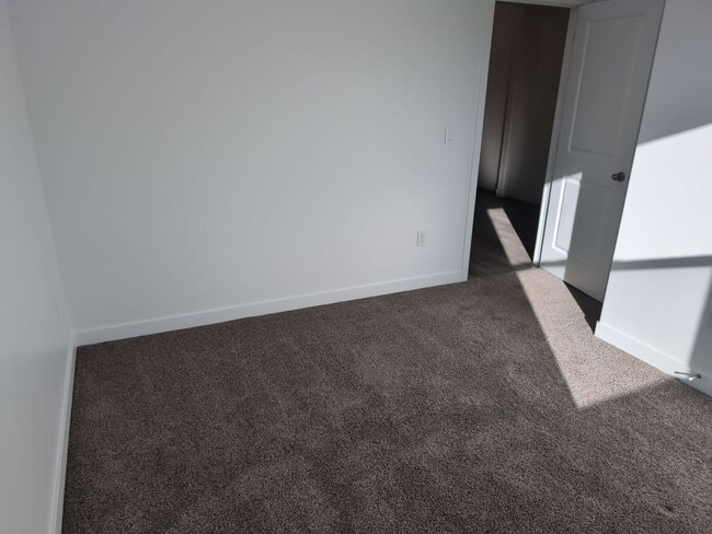 Building Photo - Modern Comfort Meets Effortless Living in Long Valley!
