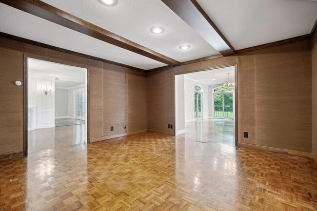 Building Photo - 5721 Londonderry Rd