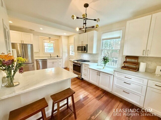 Building Photo - 4825 Butterworth Pl NW