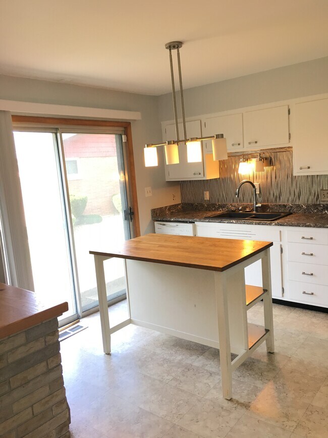 Building Photo - 2123 Dorwood Dr