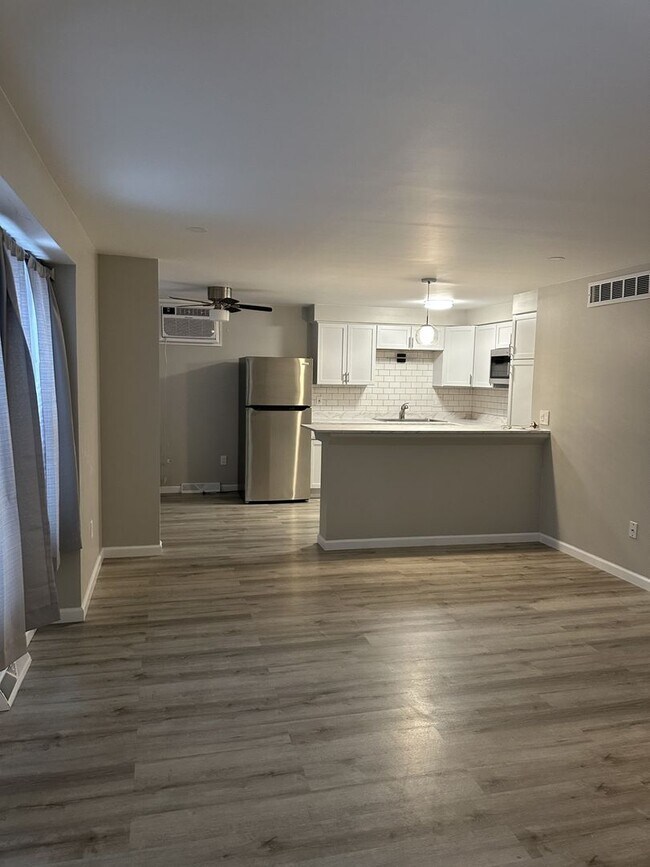 Building Photo - 840 SqFt 2 Bedroom Apartment