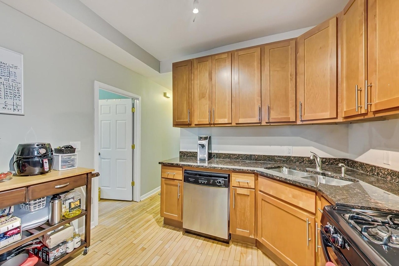 Building Photo - 3618 W Dickens Ave