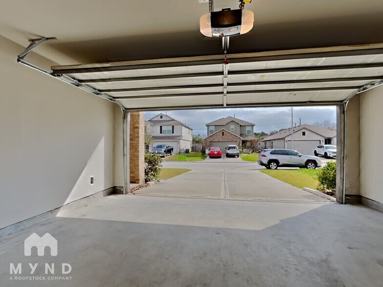 Building Photo - 4242 Stuebner Hl Dr