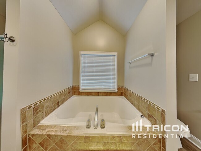 Building Photo - 220 Pepperdine Way