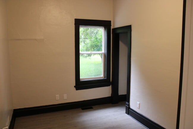 Building Photo - 218 Sabin Ave W