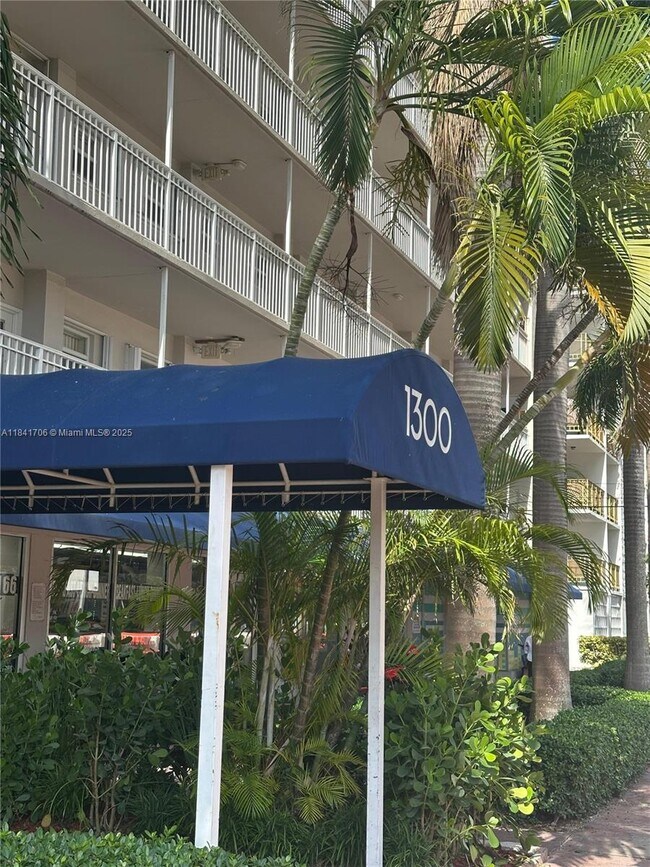 Building Photo - 1300 Lincoln Rd