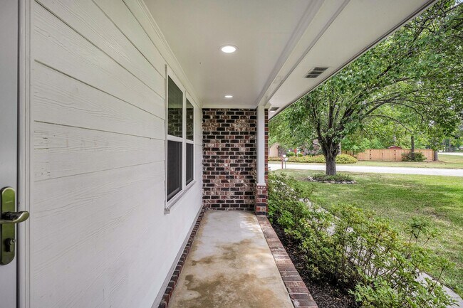 Building Photo - Comfortable Living with Modern Upgrades in Prime Goose Creek Location