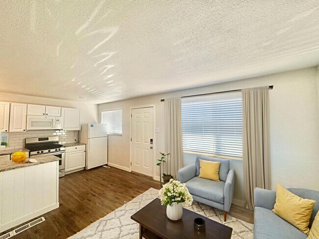 Building Photo - 1 Bedroom with Granite Counters and In-Unit Laundry!