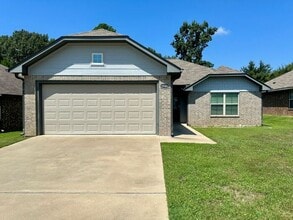 Building Photo - Available Now! 3 Bed 2 Bath in Flint!
