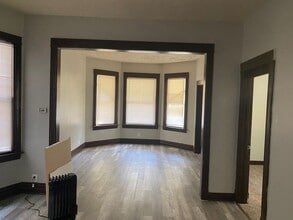 Building Photo - Spacious 5 bedroom house