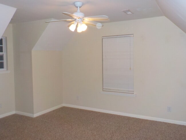 Building Photo - 3 Bedroom 2 Bath House with Basement