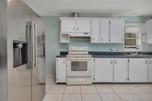 Building Photo - 150 Fairway Oaks Dr