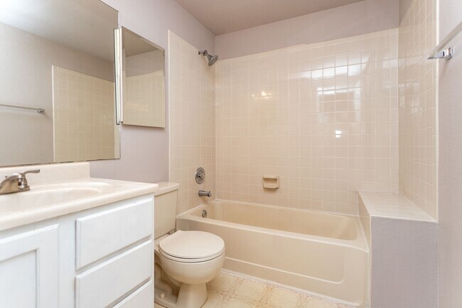 Building Photo - Charming 4-Bedroom Retreat with Modern Upd...