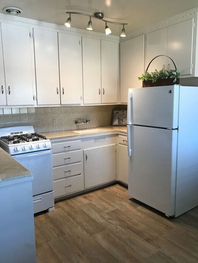 Primary Photo - Charming Upstairs 2 Bedroom~ Very Charming...