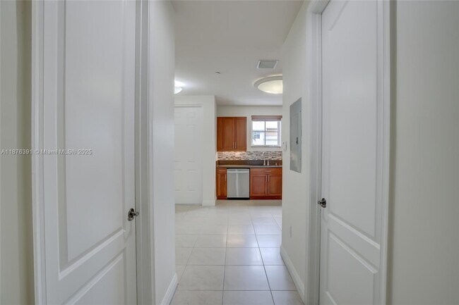 Building Photo - 406 SW 14th Ave