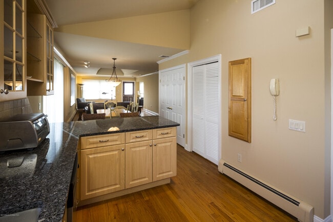 Building Photo - 41 White St