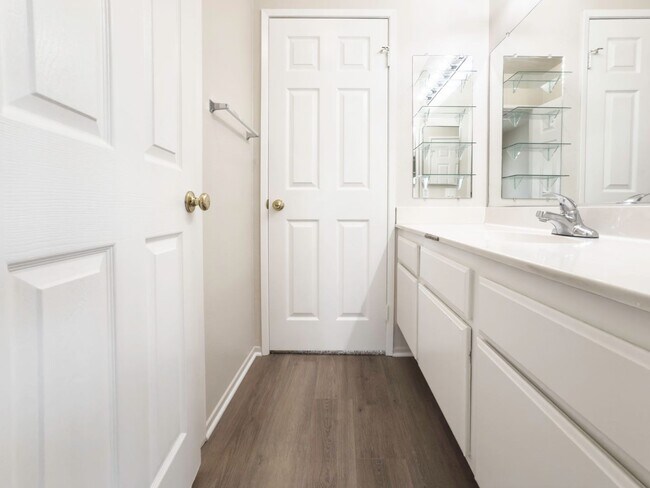 Building Photo - RARE 6 BEDROOM HOME FOR RENT IN OPTIMUM LO...