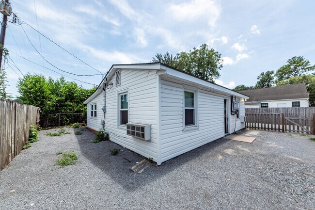 Building Photo - 3860 Chestnut St