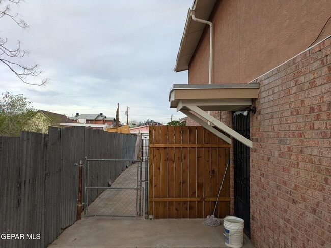 Building Photo - 709 Tays St