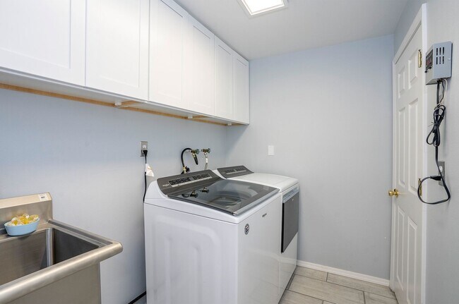 Building Photo - SHORT TERM LEASES! 1-6 months - 3-Bedroom ...