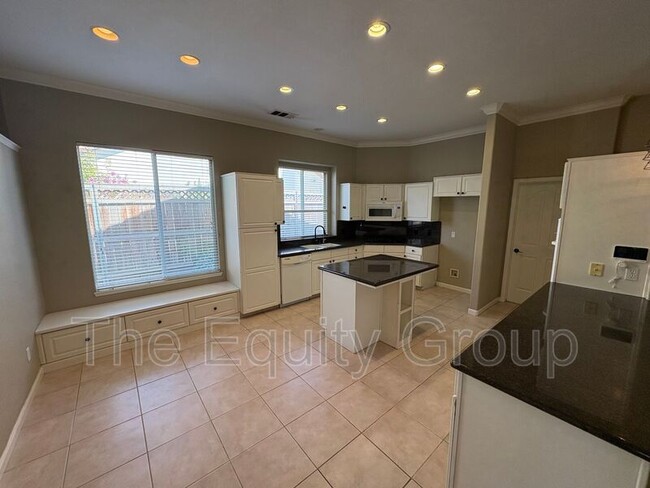 Building Photo - 2511 S Peppertree St