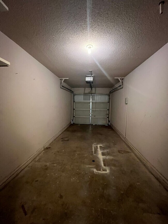 Building Photo - 3 Bedroom Duplex Located In Shadow Hills!