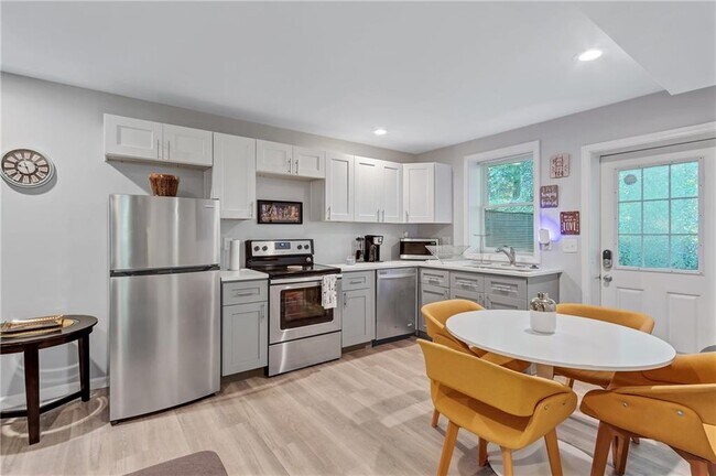 Building Photo - 2418 Bollingbrook Dr SW