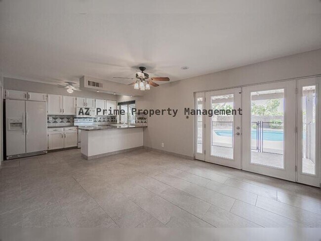 Building Photo - 542 W Pampa Ave