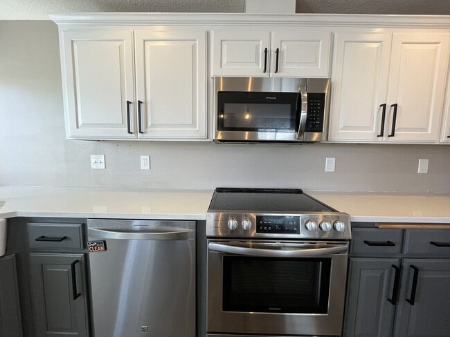 Building Photo - Beautiful Single-Level 3 Bedroom Home with Modern Kitchen and Open Floor Plan