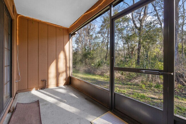 Building Photo - this well-maintained townhome features 2 bedrooms and 2 bathrooms