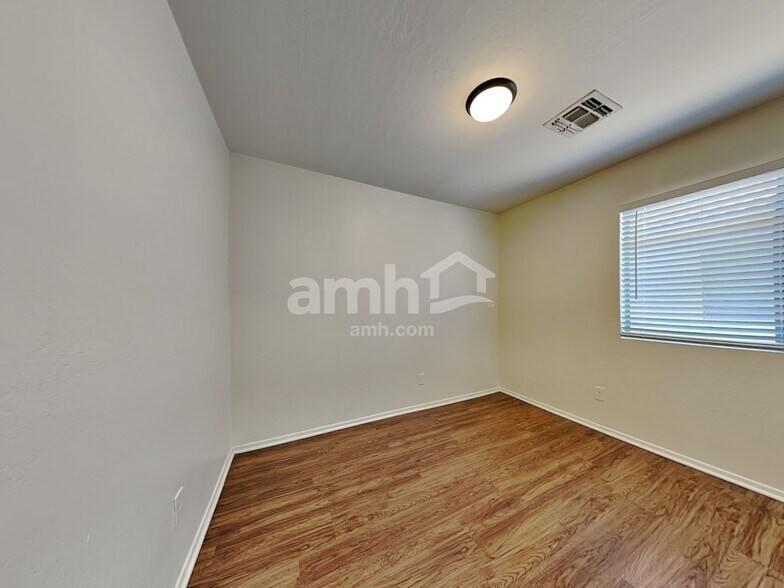 Building Photo - 13830 W Keim Dr