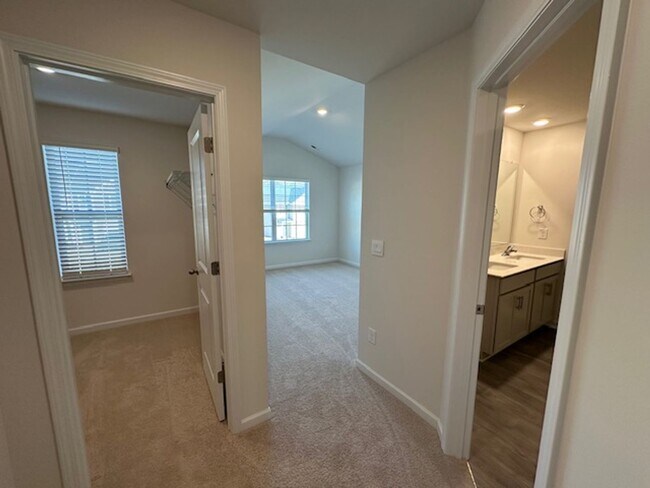 Building Photo - Graham