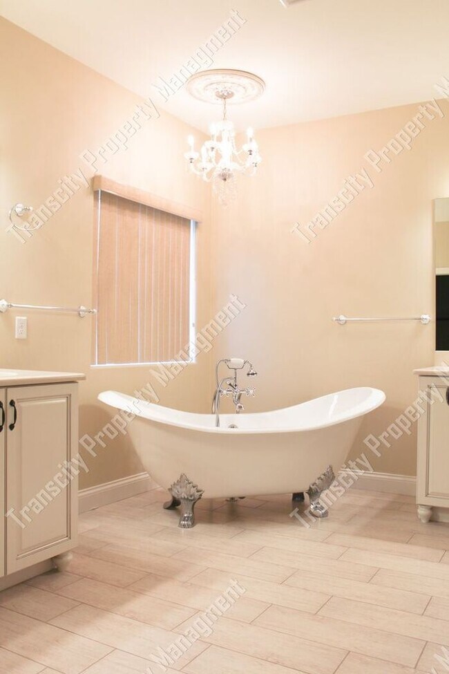 Building Photo - Spacious Custom Home Near Lindsay and McKe...