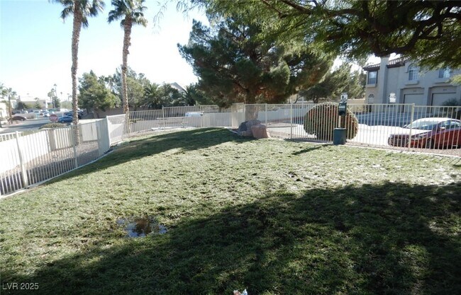 Building Photo - 2607 Country Maple Ave