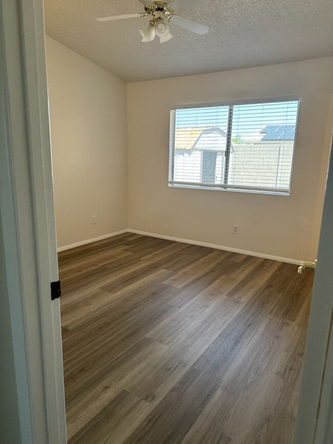 Building Photo - Awesome 2 bdrm house on corner lot in Nort...