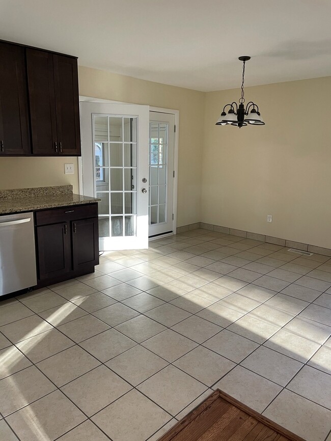 Building Photo - 406 Bryan St