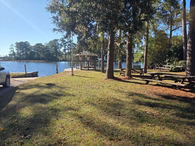 Building Photo - Beautiful 3 bedroom, 2 bath house with one car garage, located on Cummins Creek