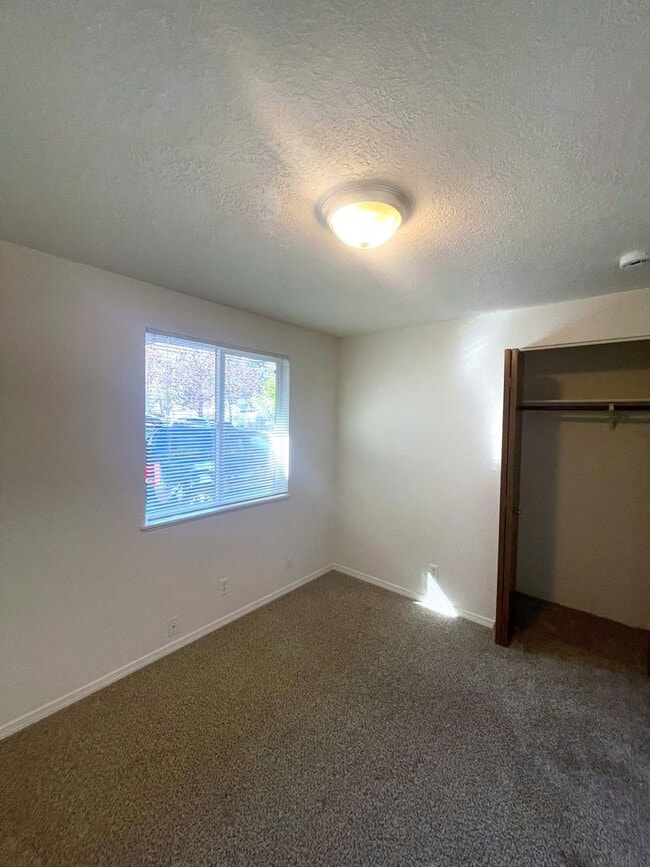 Building Photo - 3 bed 2 bath house in South Salem!