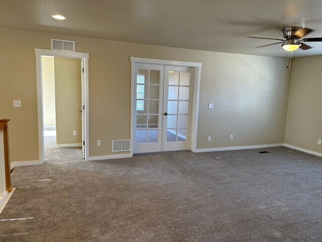 Building Photo - BEAUTIFUL 4BD HOME in NE COL SPGS w/ MAIN-LEVEL MASTER SUITE & AC - Security Deposit Alternative ...