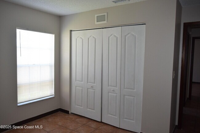 Building Photo - 1941 Talloak Rd