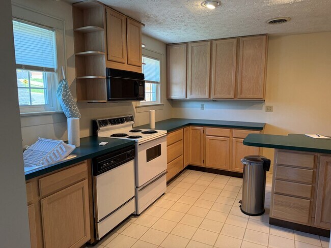 Building Photo - 122 E Main St