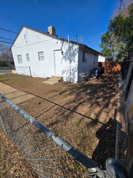 Building Photo - 7160 N Maroa Ave