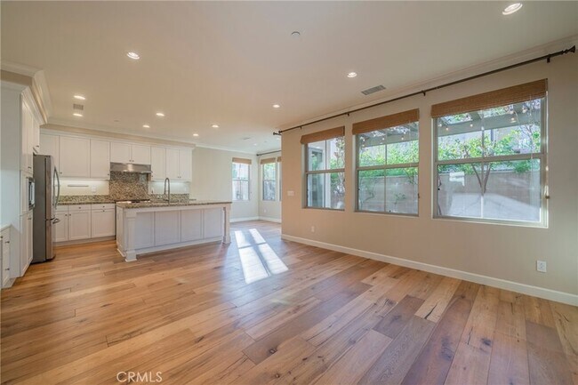 Building Photo - 104 Pendant
