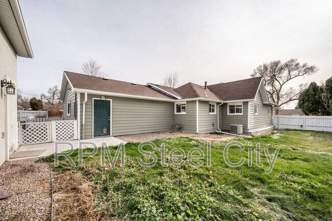 Building Photo - 903 W 15th St